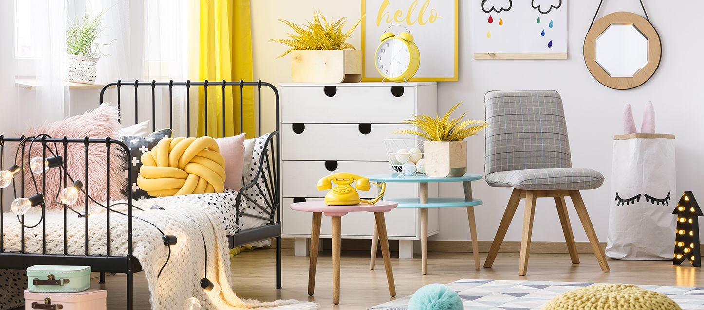 habitación con cama, mesita, mesa, armario, sillón y espejo de colores relajantes para dormir