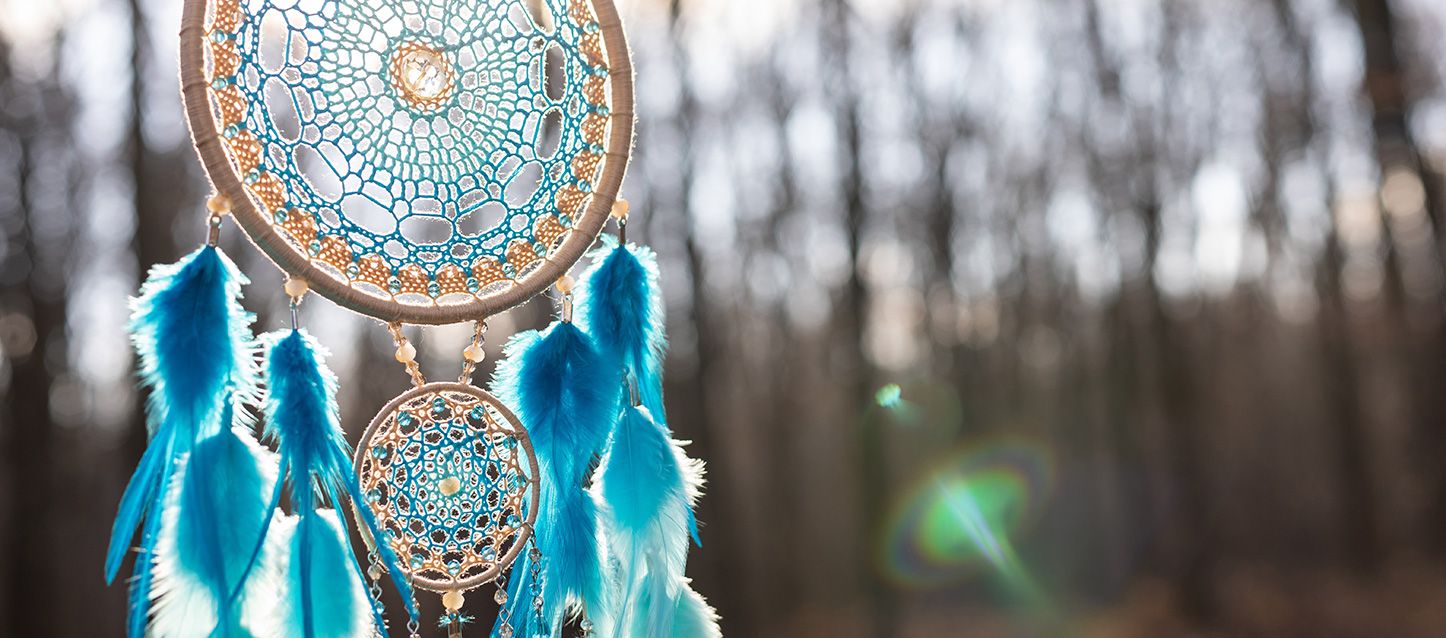 atrapasueños con plumas azules